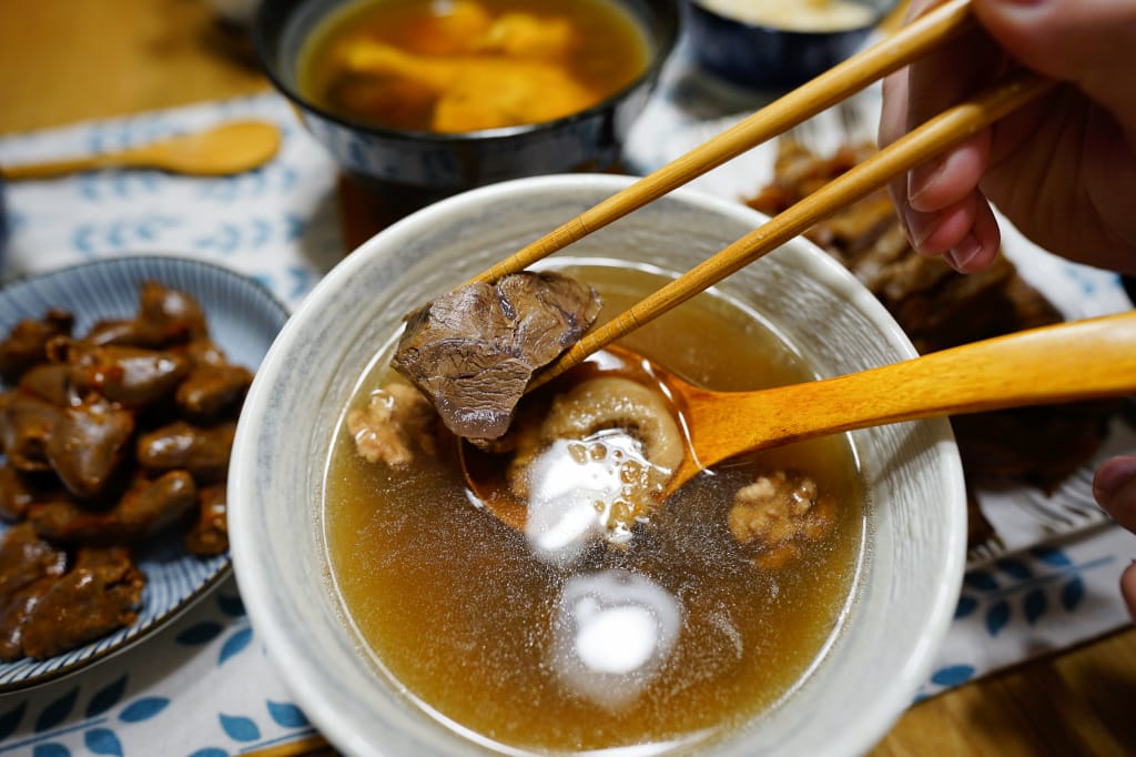 料理｜冷凍宅配料理包推薦！天冷暖胃湯品 混董創食 – 4.4盎司牛肉麵/煨湯禮盒開箱試吃心得