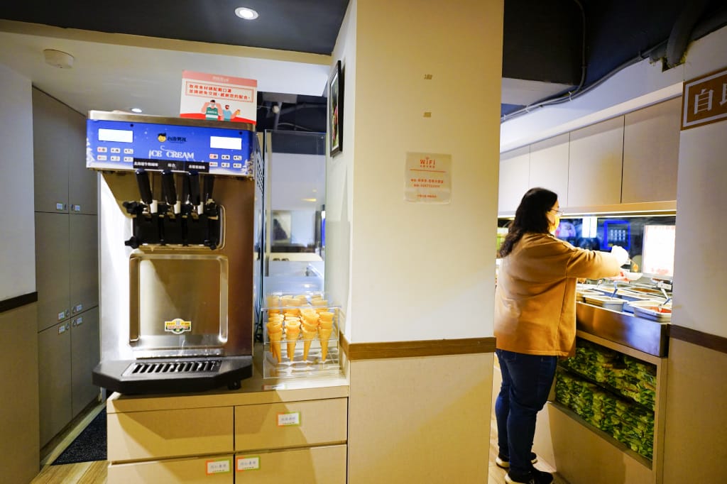 台北食記|東區宵夜新選擇 全台最大火鍋集團排隊宵夜名店 樂多多集團旗下肉多多火鍋插旗台北東區(大安大安店) 華麗海鮮+浮誇肉蛋糕+龍王麻辣湯推薦! - 第6張圖 台北食記|東區宵夜新選擇 全台最大火鍋集團排隊宵夜名店 樂多多集團旗下肉多多火鍋插旗台北東區(大安大安店) 華麗海鮮+浮誇肉蛋糕+龍王麻辣湯推薦!