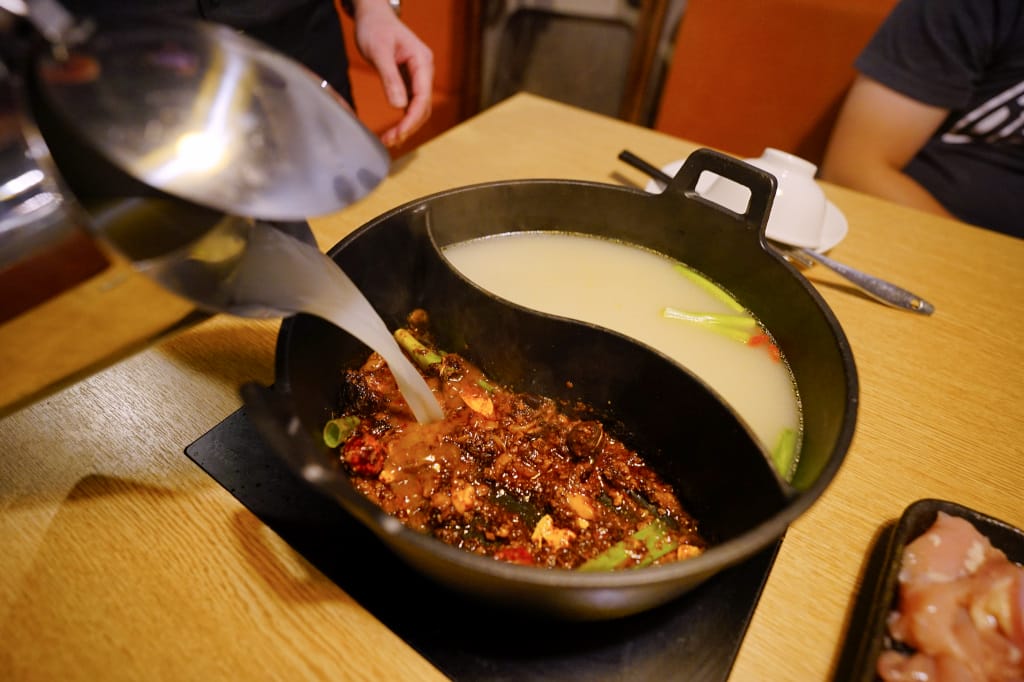 台北食記|東區宵夜新選擇 全台最大火鍋集團排隊宵夜名店 樂多多集團旗下肉多多火鍋插旗台北東區(大安大安店) 華麗海鮮+浮誇肉蛋糕+龍王麻辣湯推薦! - 第12張圖 台北食記|東區宵夜新選擇 全台最大火鍋集團排隊宵夜名店 樂多多集團旗下肉多多火鍋插旗台北東區(大安大安店) 華麗海鮮+浮誇肉蛋糕+龍王麻辣湯推薦!