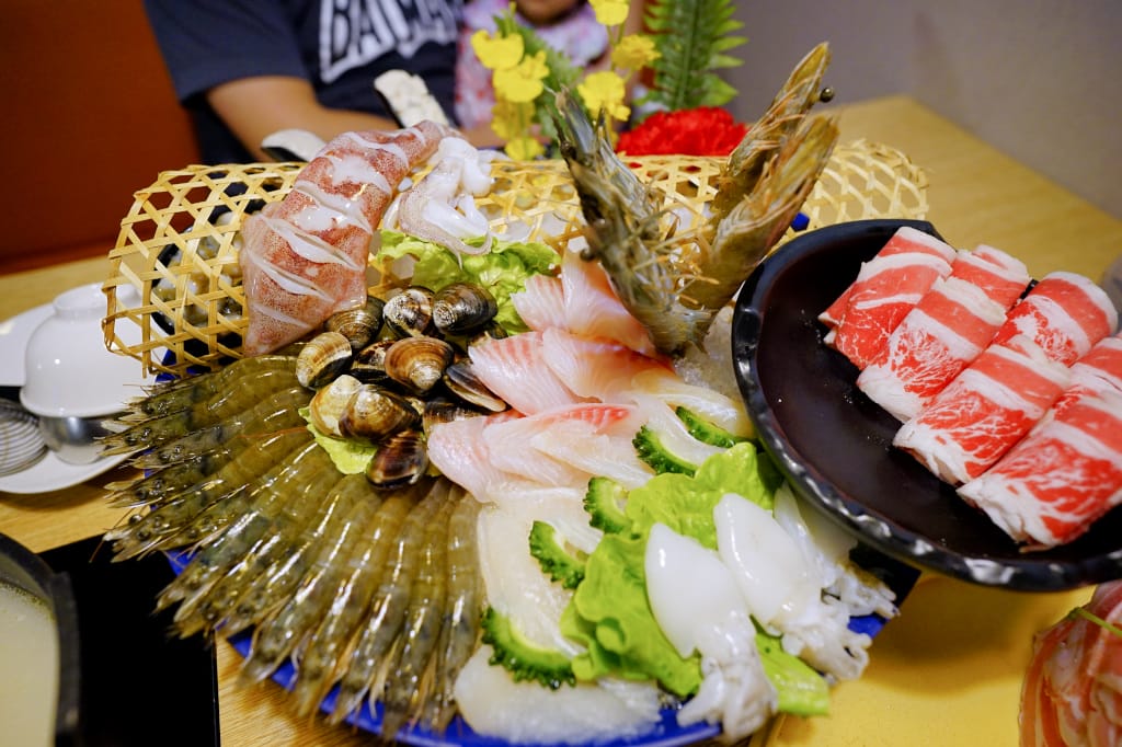 台北食記|東區宵夜新選擇 全台最大火鍋集團排隊宵夜名店 樂多多集團旗下肉多多火鍋插旗台北東區(大安大安店) 華麗海鮮+浮誇肉蛋糕+龍王麻辣湯推薦! - 第2張圖 台北食記|東區宵夜新選擇 全台最大火鍋集團排隊宵夜名店 樂多多集團旗下肉多多火鍋插旗台北東區(大安大安店) 華麗海鮮+浮誇肉蛋糕+龍王麻辣湯推薦!