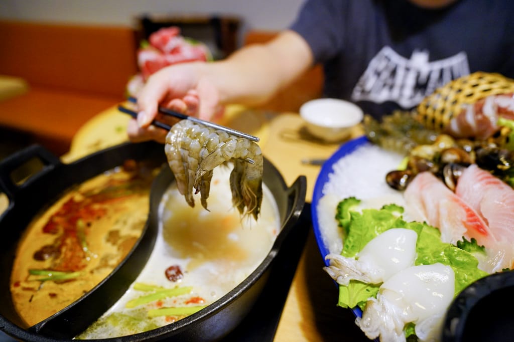台北食記|東區宵夜新選擇 全台最大火鍋集團排隊宵夜名店 樂多多集團旗下肉多多火鍋插旗台北東區(大安大安店) 華麗海鮮+浮誇肉蛋糕+龍王麻辣湯推薦! - 第24張圖 台北食記|東區宵夜新選擇 全台最大火鍋集團排隊宵夜名店 樂多多集團旗下肉多多火鍋插旗台北東區(大安大安店) 華麗海鮮+浮誇肉蛋糕+龍王麻辣湯推薦!