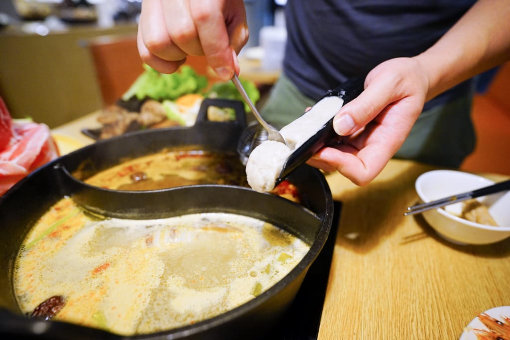台北食記|東區宵夜新選擇 全台最大火鍋集團排隊宵夜名店 樂多多集團旗下肉多多火鍋插旗台北東區(大安大安店) 華麗海鮮+浮誇肉蛋糕+龍王麻辣湯推薦! - 第29張圖 台北食記|東區宵夜新選擇 全台最大火鍋集團排隊宵夜名店 樂多多集團旗下肉多多火鍋插旗台北東區(大安大安店) 華麗海鮮+浮誇肉蛋糕+龍王麻辣湯推薦!