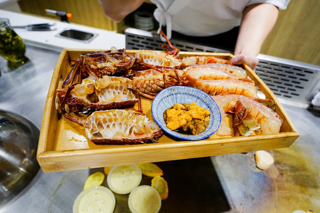 新北食記｜肉多多火鍋新品牌 明水然・樂(林口昕境店) 林口日式鐵板燒 日本A5和牛、龍蝦三吃 無菜單料理推薦！昕境廣場餐廳新開幕~ - 奇奇一起玩樂趣