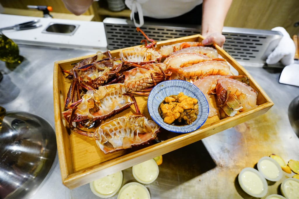 新北食記｜肉多多火鍋新品牌 明水然・樂(林口昕境店) 林口日式鐵板燒 日本A5和牛、龍蝦三吃 無菜單料理推薦！昕境廣場餐廳新開幕~