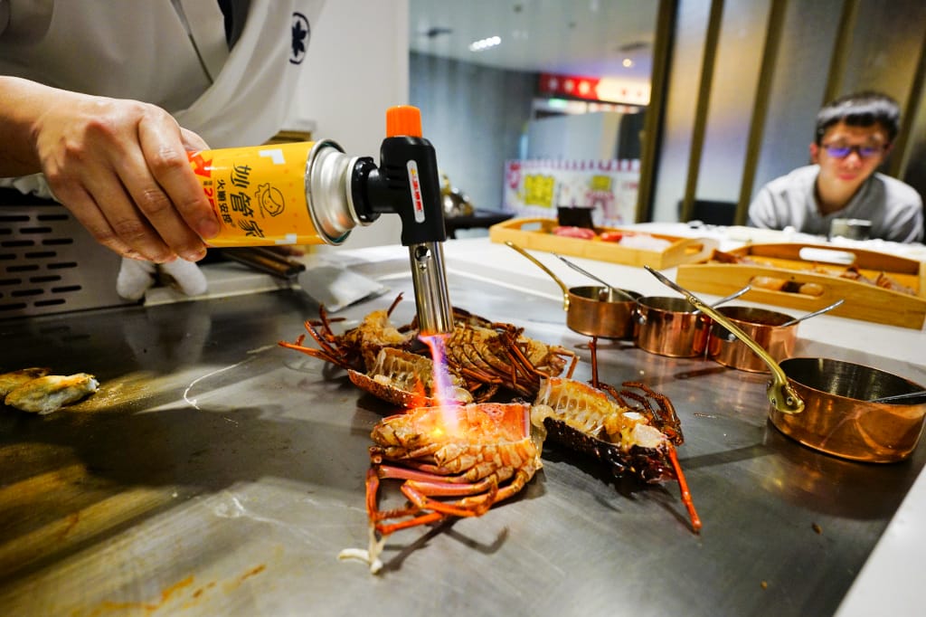 新北食記｜肉多多火鍋新品牌 明水然・樂(林口昕境店) 林口日式鐵板燒 日本A5和牛、龍蝦三吃 無菜單料理推薦！昕境廣場餐廳新開幕~ - 奇奇一起玩樂趣