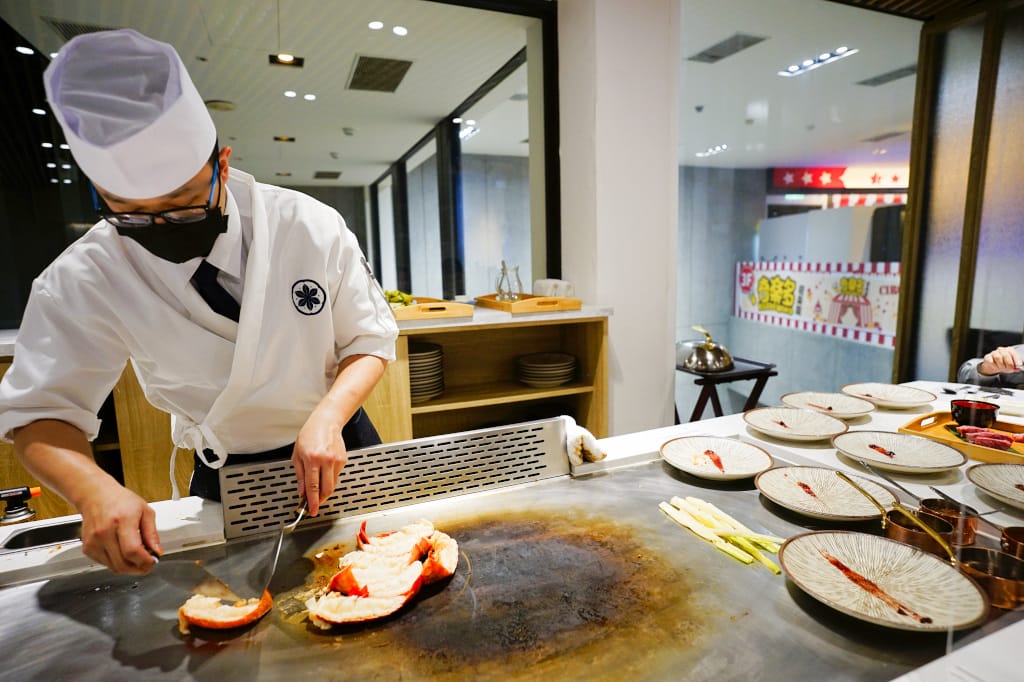 新北食記｜肉多多火鍋新品牌 明水然・樂(林口昕境店) 林口日式鐵板燒 日本A5和牛、龍蝦三吃 無菜單料理推薦！昕境廣場餐廳新開幕~ - 奇奇一起玩樂趣