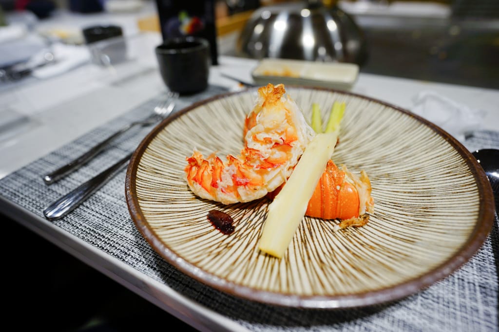 新北食記｜肉多多火鍋新品牌 明水然・樂(林口昕境店) 林口日式鐵板燒 日本A5和牛、龍蝦三吃 無菜單料理推薦！昕境廣場餐廳新開幕~ - 奇奇一起玩樂趣