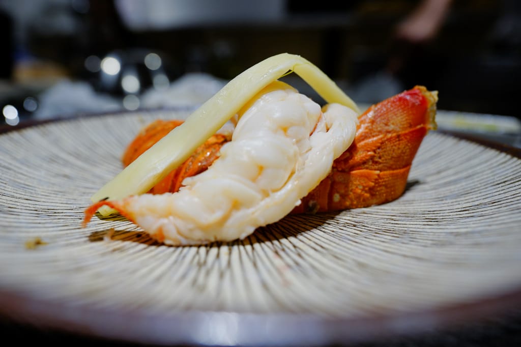 新北食記｜肉多多火鍋新品牌 明水然・樂(林口昕境店) 林口日式鐵板燒 日本A5和牛、龍蝦三吃 無菜單料理推薦！昕境廣場餐廳新開幕~ - 奇奇一起玩樂趣