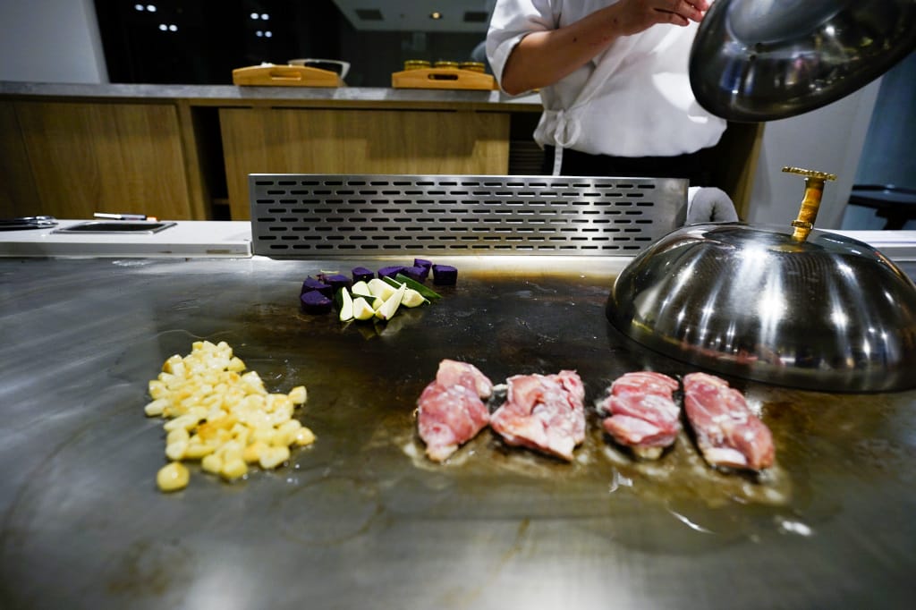 新北食記｜肉多多火鍋新品牌 明水然・樂(林口昕境店) 林口日式鐵板燒 日本A5和牛、龍蝦三吃 無菜單料理推薦！昕境廣場餐廳新開幕~ - 奇奇一起玩樂趣