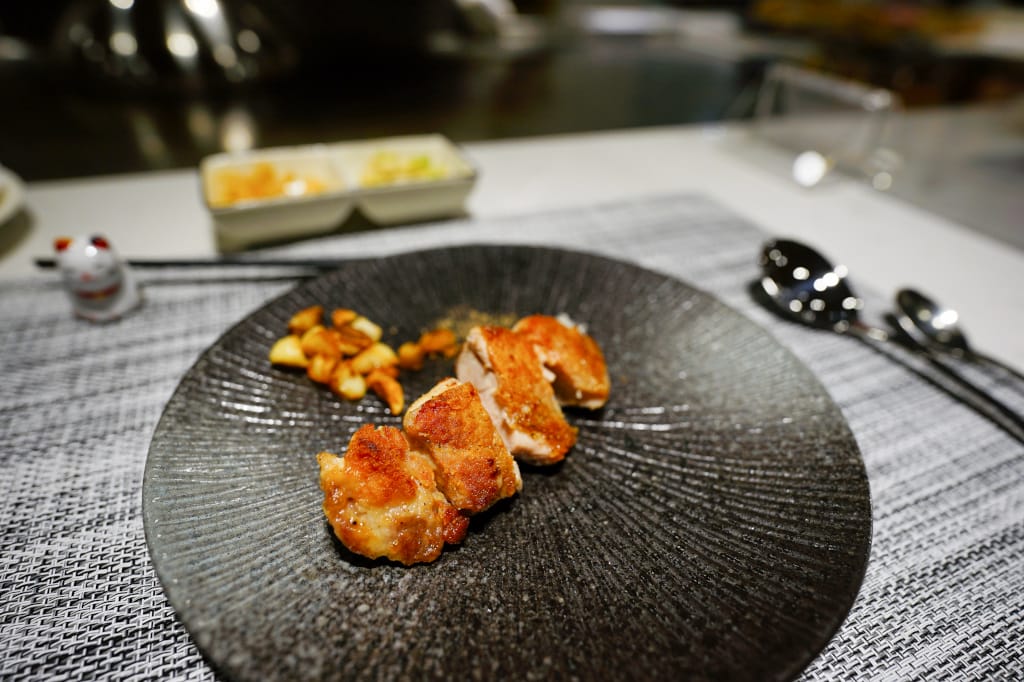 新北食記｜肉多多火鍋新品牌 明水然・樂(林口昕境店) 林口日式鐵板燒 日本A5和牛、龍蝦三吃 無菜單料理推薦！昕境廣場餐廳新開幕~ - 奇奇一起玩樂趣