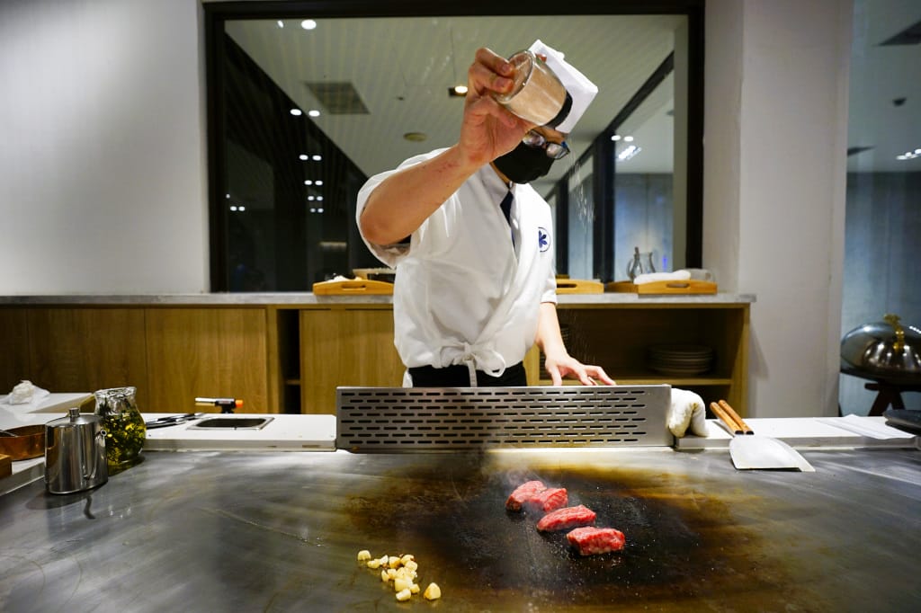 新北食記｜肉多多火鍋新品牌 明水然・樂(林口昕境店) 林口日式鐵板燒 日本A5和牛、龍蝦三吃 無菜單料理推薦！昕境廣場餐廳新開幕~ - 奇奇一起玩樂趣