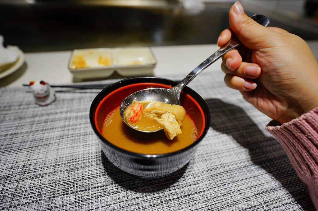 新北食記｜肉多多火鍋新品牌 明水然・樂(林口昕境店) 林口日式鐵板燒 日本A5和牛、龍蝦三吃 無菜單料理推薦！昕境廣場餐廳新開幕~ - 奇奇一起玩樂趣