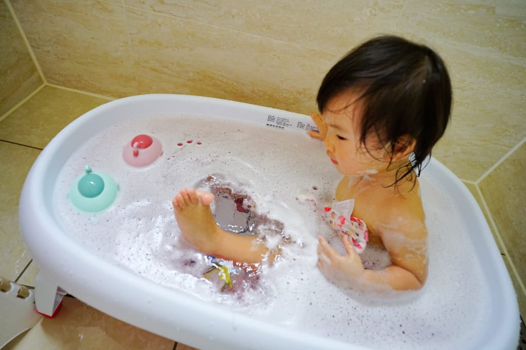 親子育兒|Karibu 嘉嬰寶Hello Kitty嬰兒摺疊浴盆 抗菌防霉、好收納嬰兒澡盆推薦! - 第18張圖 親子育兒|Karibu 嘉嬰寶Hello Kitty嬰兒摺疊浴盆 抗菌防霉、好收納嬰兒澡盆推薦!