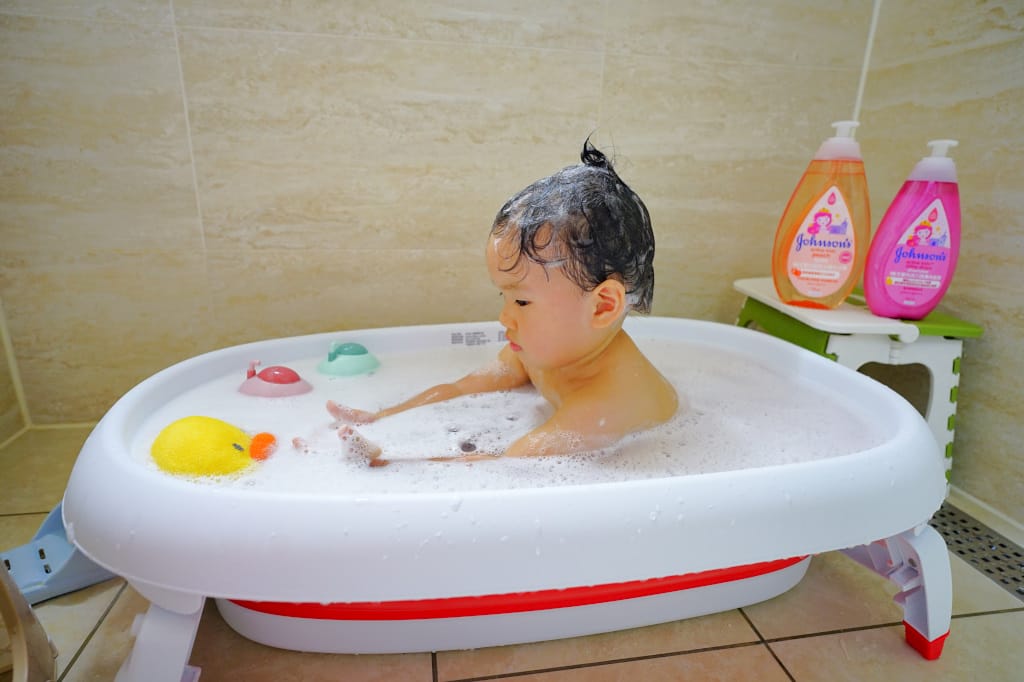 親子育兒|Karibu 嘉嬰寶Hello Kitty嬰兒摺疊浴盆 抗菌防霉、好收納嬰兒澡盆推薦! - 第2張圖 親子育兒|Karibu 嘉嬰寶Hello Kitty嬰兒摺疊浴盆 抗菌防霉、好收納嬰兒澡盆推薦!