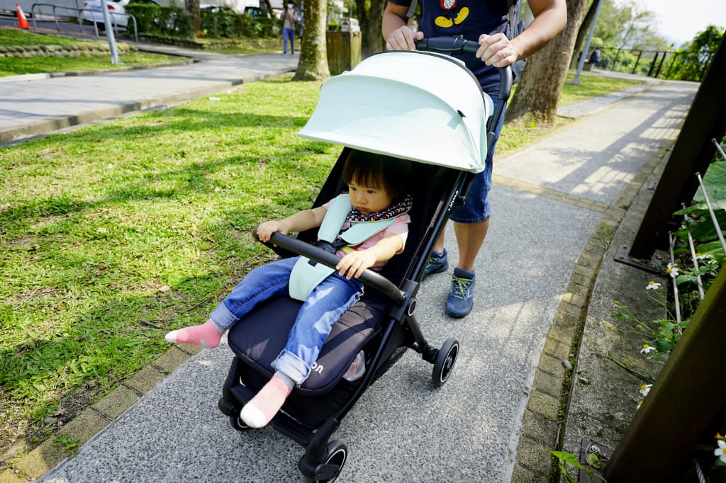 親子育兒|LOVON MAGIC自動秒收嬰兒推車 輕便型推車推薦!可登機推車尺寸、一秒收摺超方便! - 第27張圖 親子育兒|LOVON MAGIC自動秒收嬰兒推車 輕便型推車推薦!可登機推車尺寸、一秒收摺超方便!