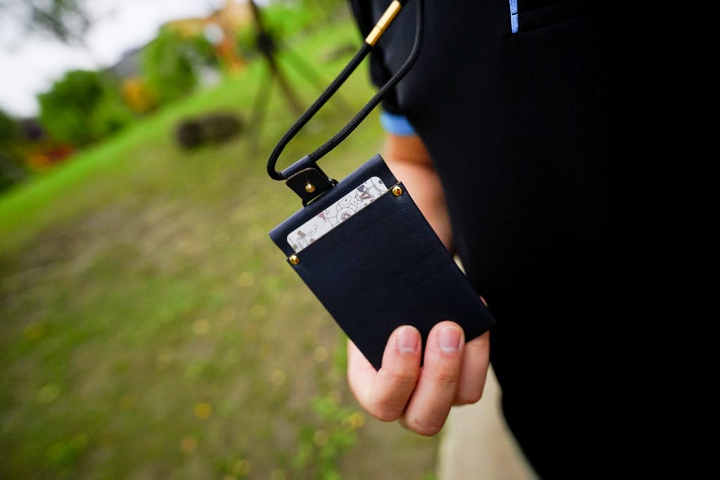 小物開箱｜通勤上班族必備！超實用0.9 Badge 雙面感應 證件套 - 奇奇一起玩樂趣