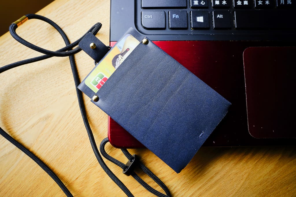 小物開箱｜通勤上班族必備！超實用0.9 Badge 雙面感應 證件套 - 奇奇一起玩樂趣