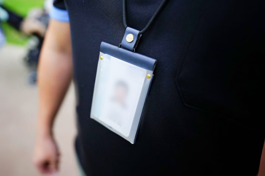 小物開箱｜通勤上班族必備！超實用0.9 Badge 雙面感應 證件套 - 奇奇一起玩樂趣