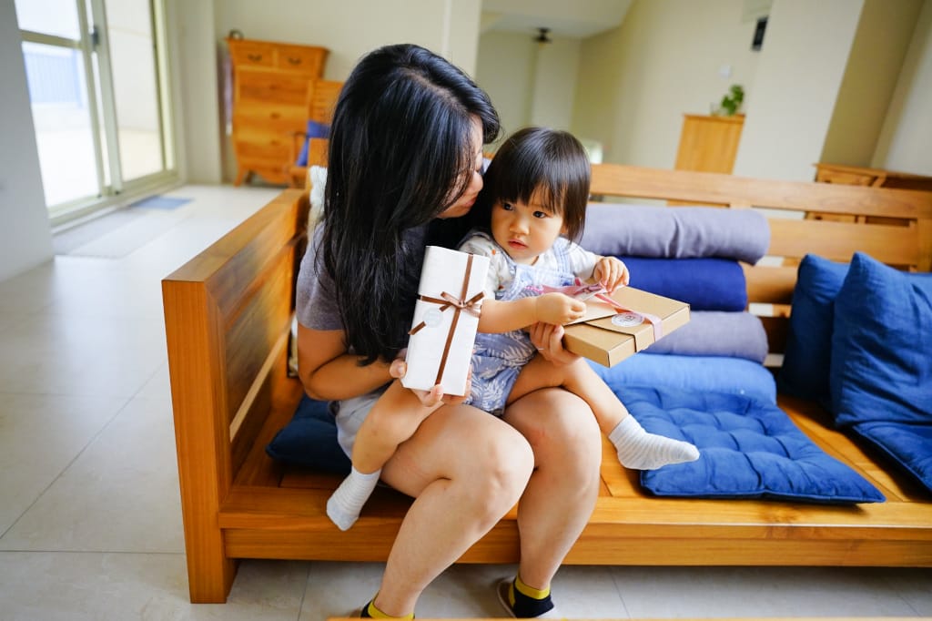 親子育兒｜2022最溫暖的母親節禮物推薦！印簿玩Ｘ幸福山丘母親節聯名 (自己動手做相片書-Mini精裝書親子相簿+木紋千層蛋糕)