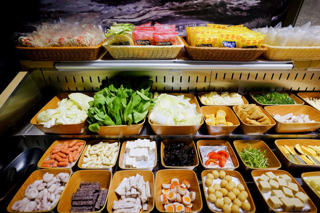 新竹食記｜火鍋第一品牌樂多多集團排隊宵夜名店 肉多多火鍋（竹北光明店）爽快吃肉，新竹宵夜火鍋推薦！