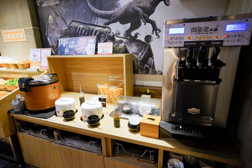 新竹食記｜火鍋第一品牌樂多多集團排隊宵夜名店 肉多多火鍋（竹北光明店）爽快吃肉，新竹宵夜火鍋推薦！