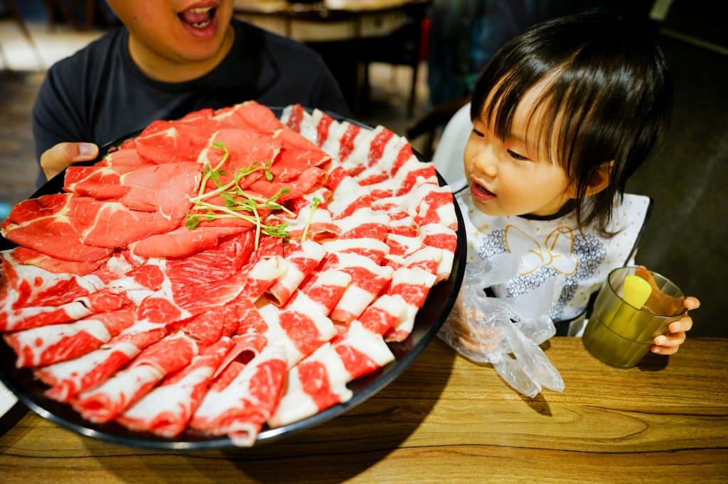 新竹食記｜火鍋第一品牌樂多多集團排隊宵夜名店 肉多多火鍋（竹北光明店）爽快吃肉，新竹宵夜火鍋推薦！