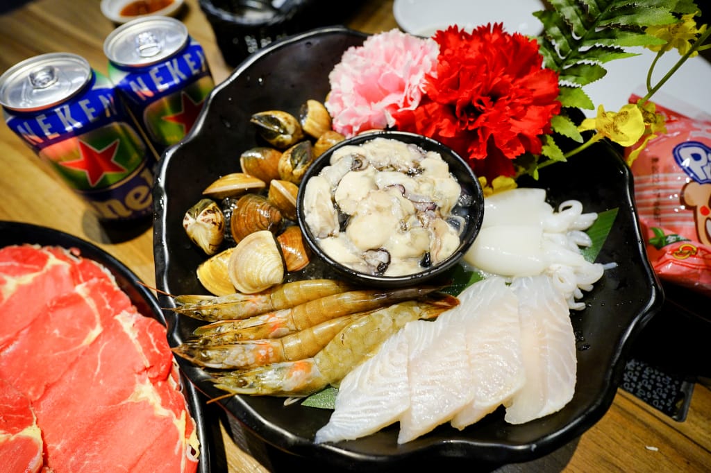 新竹食記｜火鍋第一品牌樂多多集團排隊宵夜名店 肉多多火鍋（竹北光明店）爽快吃肉，新竹宵夜火鍋推薦！