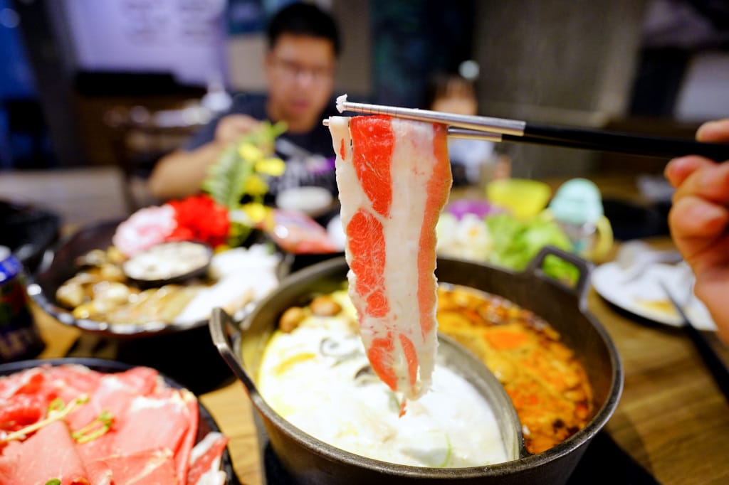 新竹食記｜火鍋第一品牌樂多多集團排隊宵夜名店 肉多多火鍋（竹北光明店）爽快吃肉，新竹宵夜火鍋推薦！