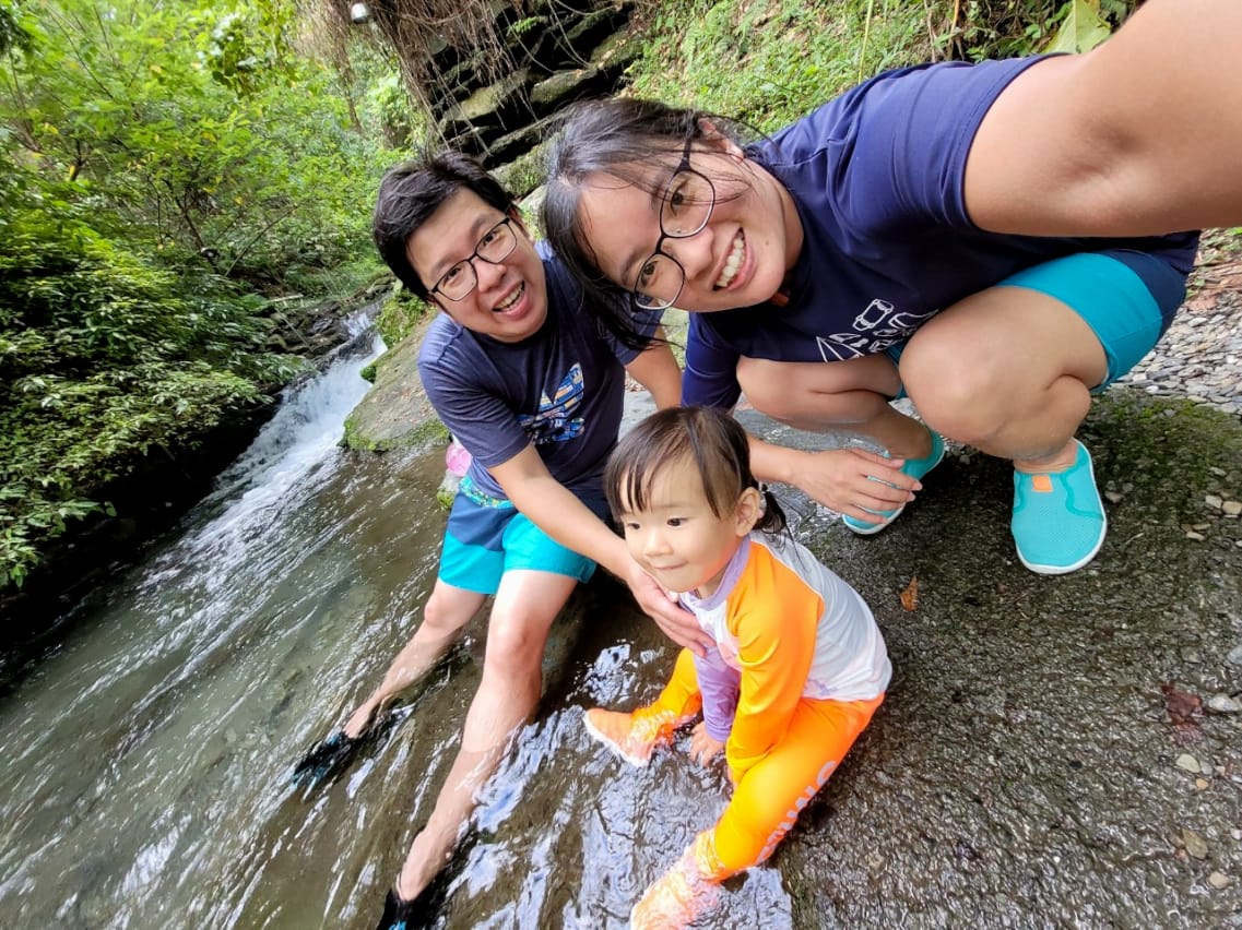 南投露營｜埔里聽瀑森林 可玩水營區、森林系營地推薦！少帳包區雨棚營位、山泉水獨立戲水區