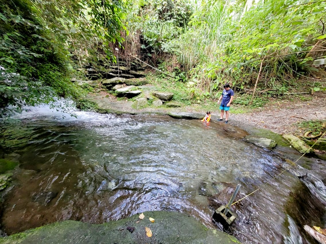 南投露營｜埔里聽瀑森林 可玩水營區、森林系營地推薦！少帳包區雨棚營位、山泉水獨立戲水區