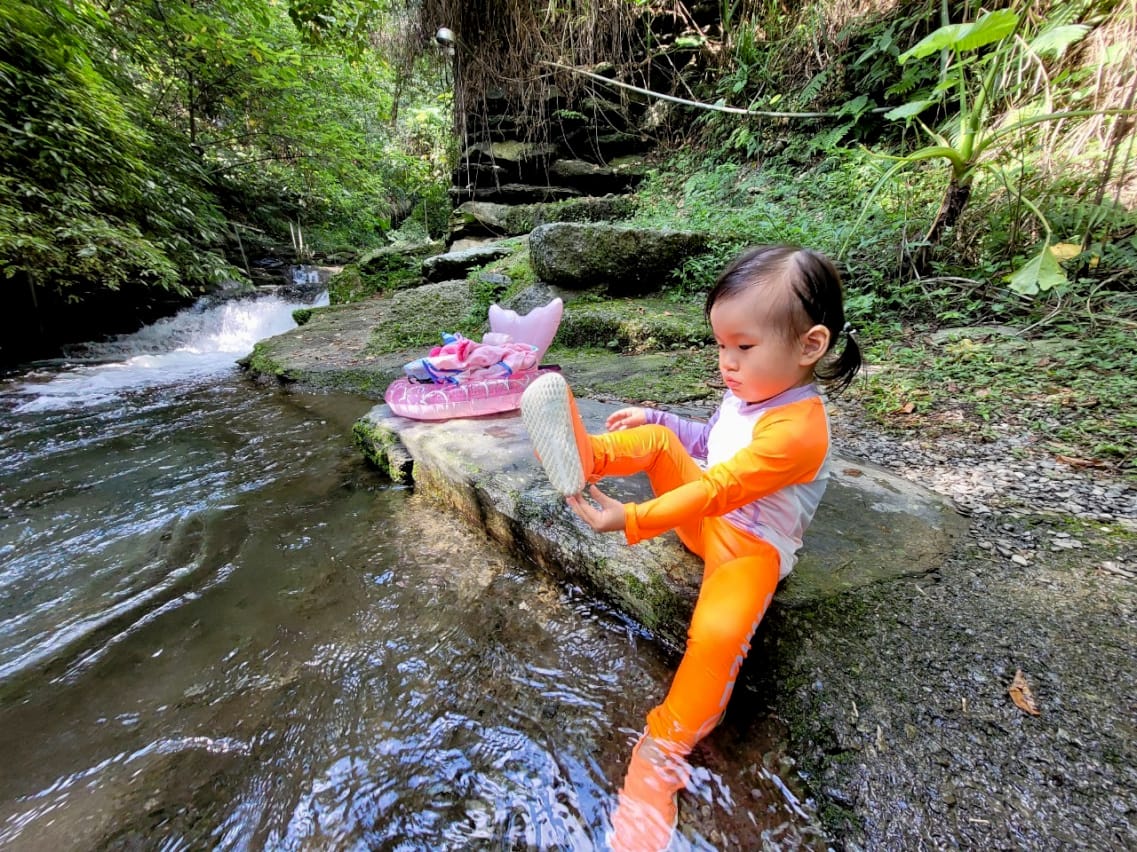 南投露營｜埔里聽瀑森林 可玩水營區、森林系營地推薦！少帳包區雨棚營位、山泉水獨立戲水區
