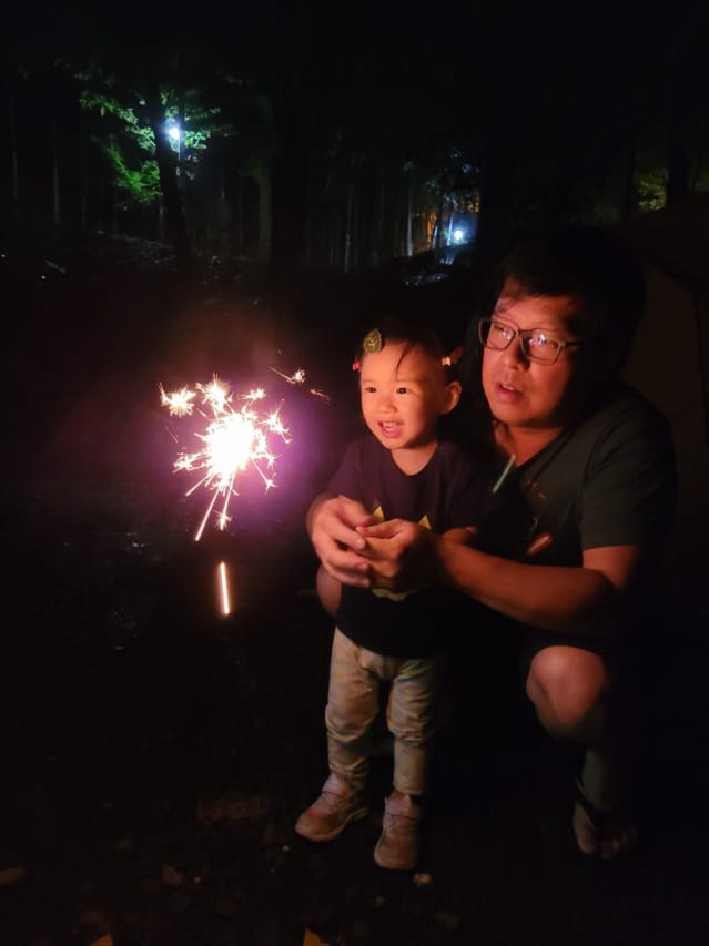 南投露營｜埔里聽瀑森林 可玩水營區、森林系營地推薦！少帳包區雨棚營位、山泉水獨立戲水區