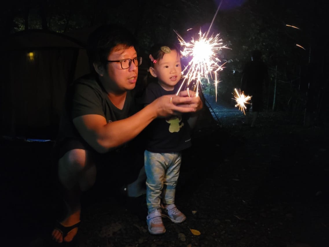 南投露營｜埔里聽瀑森林 可玩水營區、森林系營地推薦！少帳包區雨棚營位、山泉水獨立戲水區