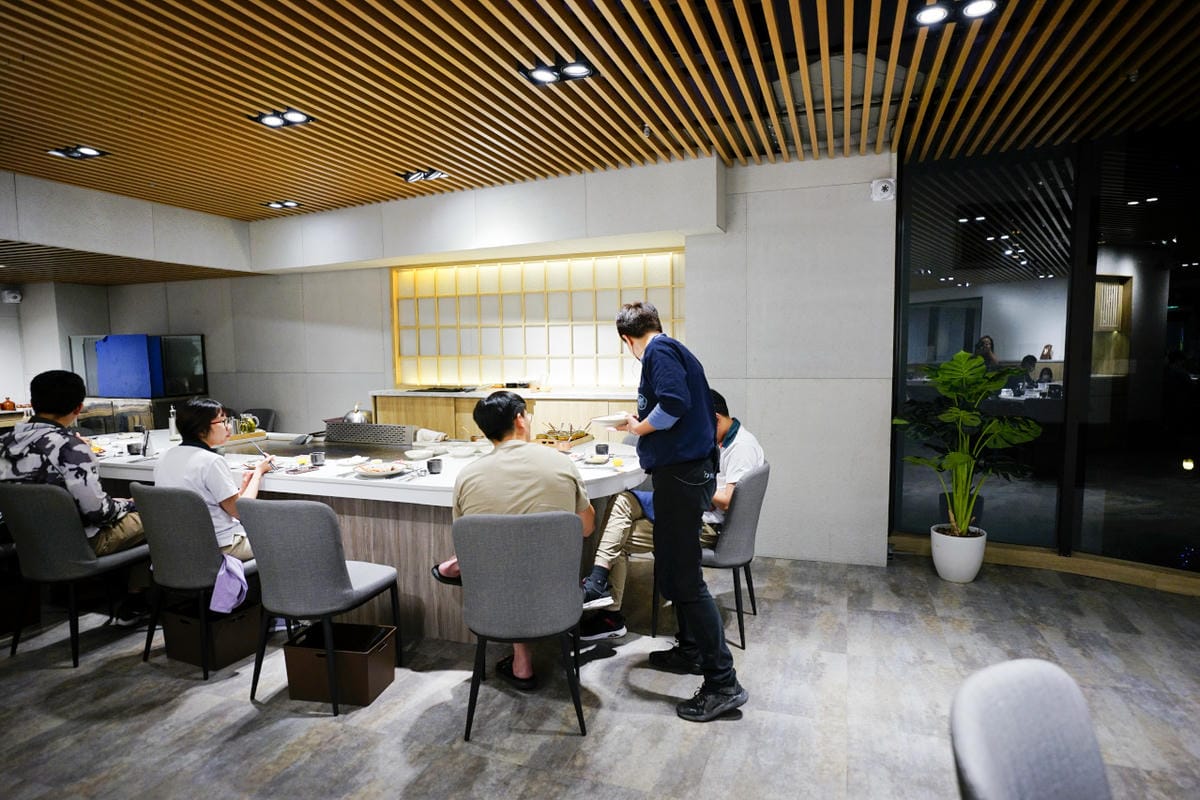 新北食記｜林口約會餐廳、慶生推薦！肉多多火鍋新品牌 明水然・樂（林口昕境店） 日本A5和牛、活龍蝦三吃 林口無菜單料理日式鐵板燒推薦！