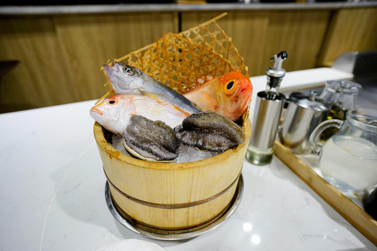 新北食記｜林口約會餐廳、慶生推薦！肉多多火鍋新品牌 明水然・樂（林口昕境店） 日本A5和牛、活龍蝦三吃 林口無菜單料理日式鐵板燒推薦！