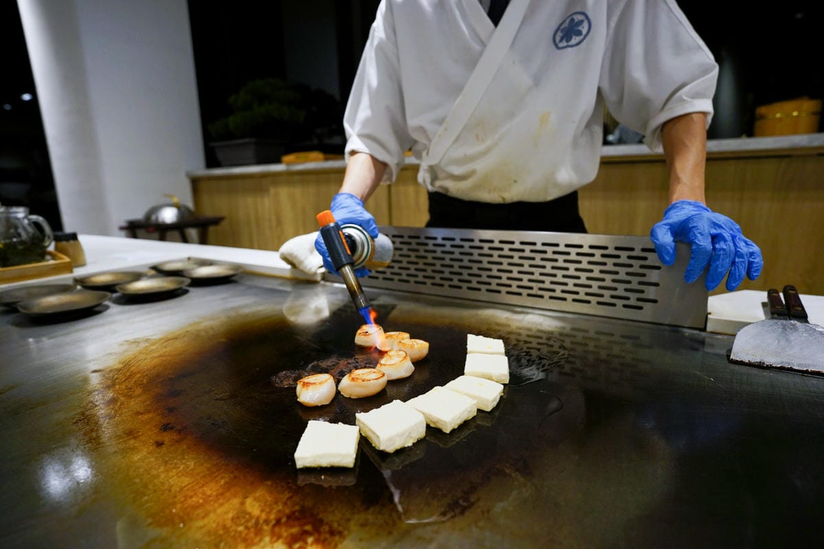 新北食記｜林口約會餐廳、慶生推薦！肉多多火鍋新品牌 明水然・樂（林口昕境店） 日本A5和牛、活龍蝦三吃 林口無菜單料理日式鐵板燒推薦！