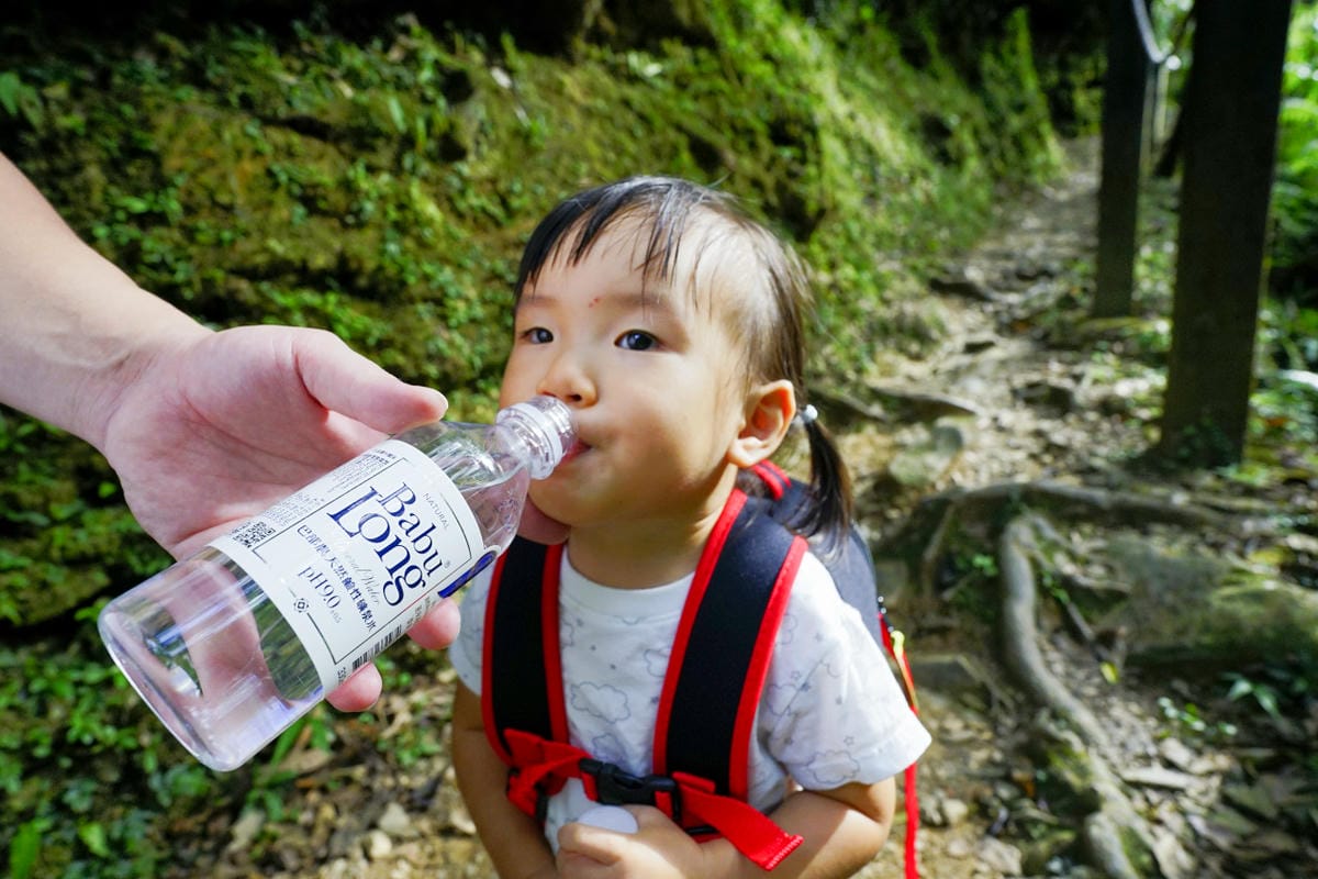 親子育兒｜上山下海不怕熱中暑，親子出遊不能少的巴部農天然鹼性礦泉水！天然pH9.0鹼性礦泉水