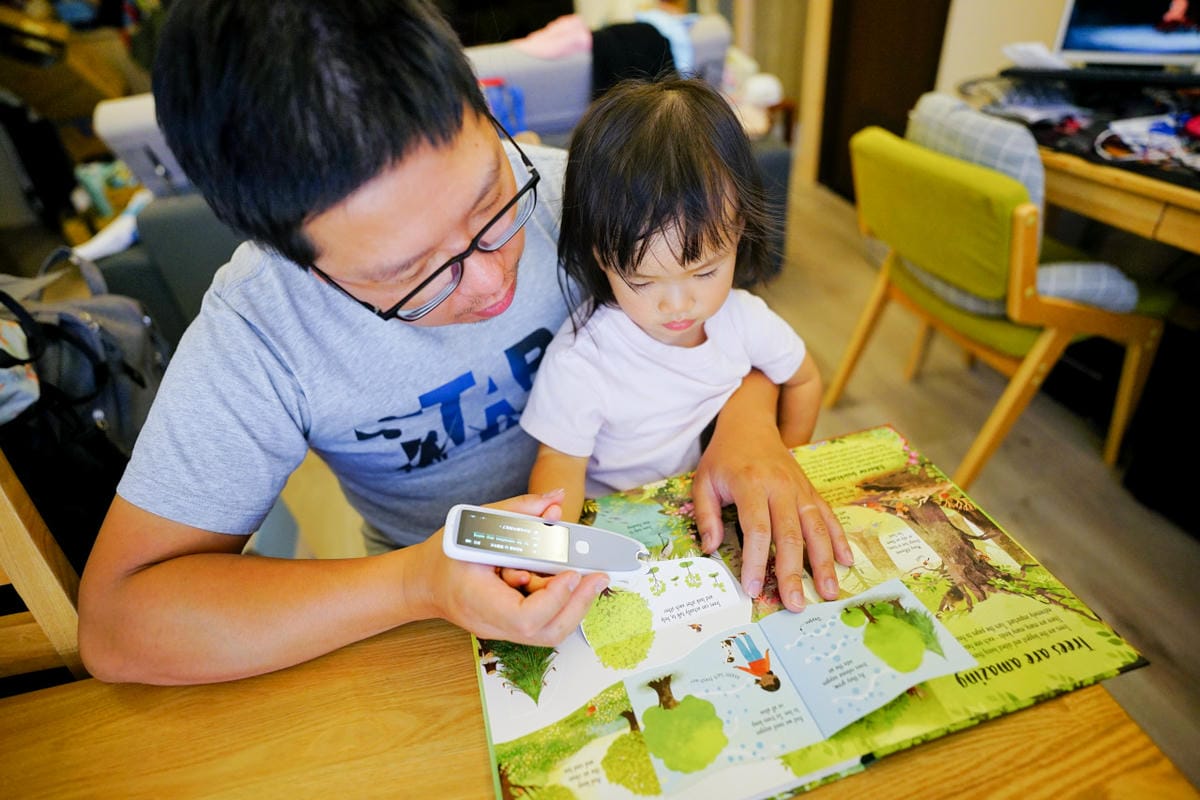 親子育兒｜親子共讀好幫手 英文繪本不用怕，萬能翻譯點讀筆推薦！Muigic沐居 F00隨掃即翻2.23吋螢幕智能掃譯筆