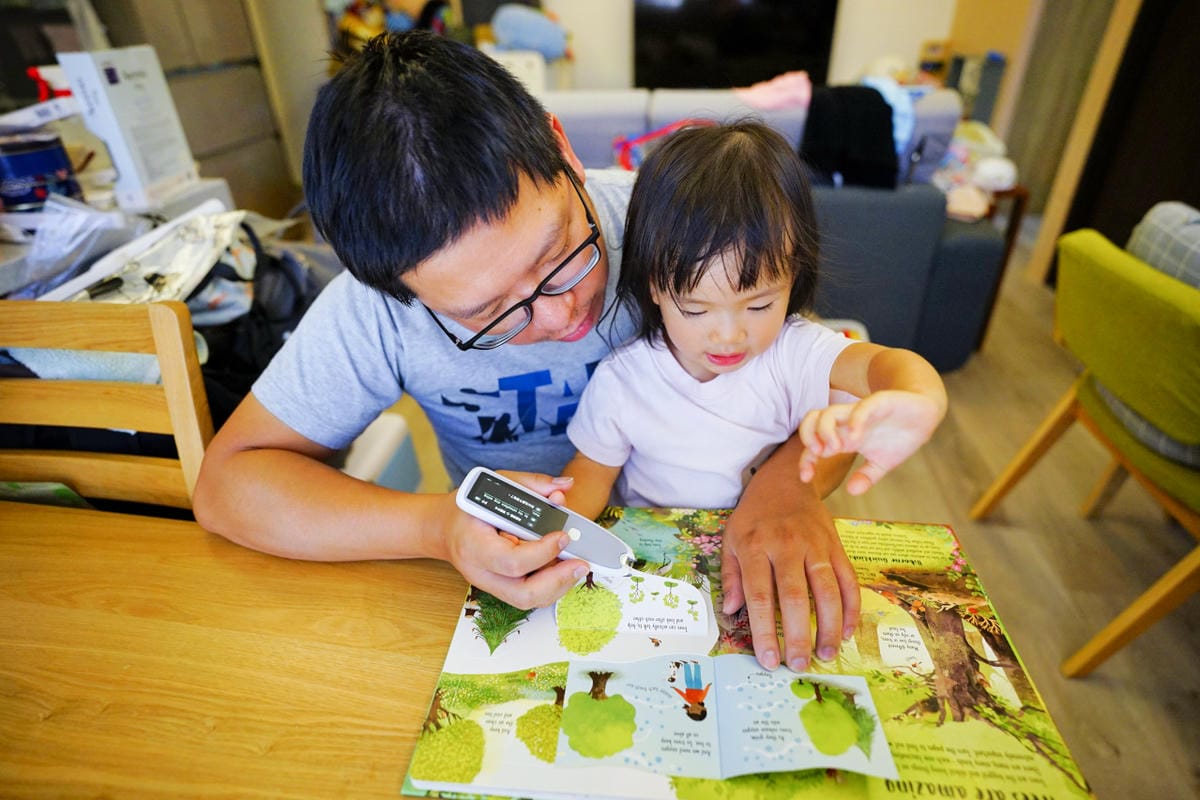 親子育兒｜親子共讀好幫手 英文繪本不用怕，萬能翻譯點讀筆推薦！Muigic沐居 F00隨掃即翻2.23吋螢幕智能掃譯筆