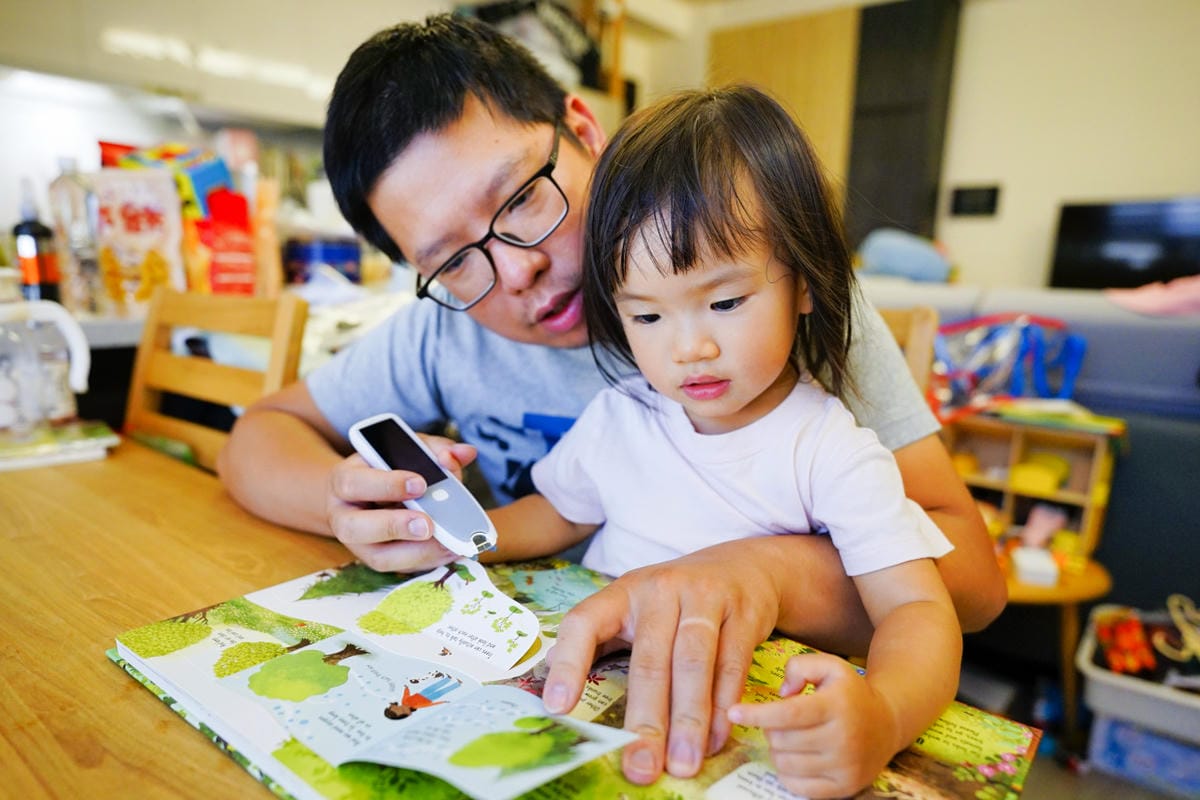 親子育兒｜親子共讀好幫手 英文繪本不用怕，萬能翻譯點讀筆推薦！Muigic沐居 F00隨掃即翻2.23吋螢幕智能掃譯筆