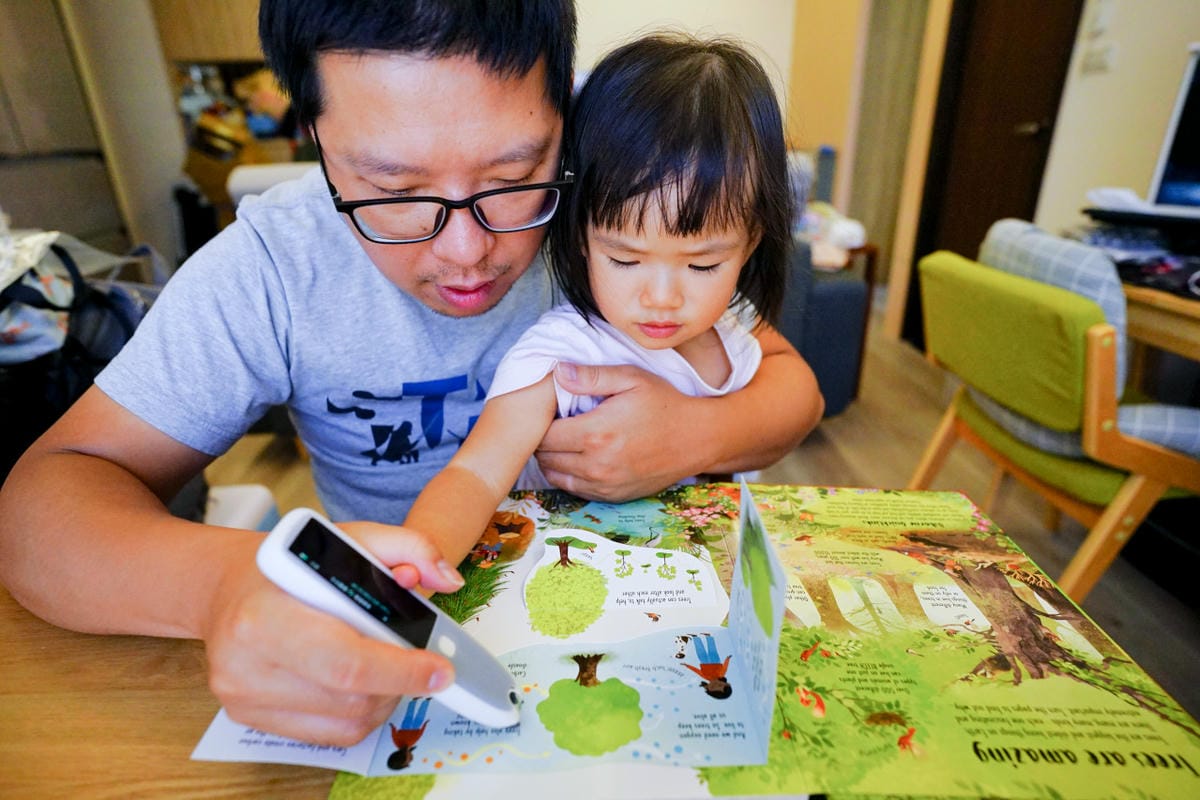 親子育兒｜親子共讀好幫手 英文繪本不用怕，萬能翻譯點讀筆推薦！Muigic沐居 F00隨掃即翻2.23吋螢幕智能掃譯筆