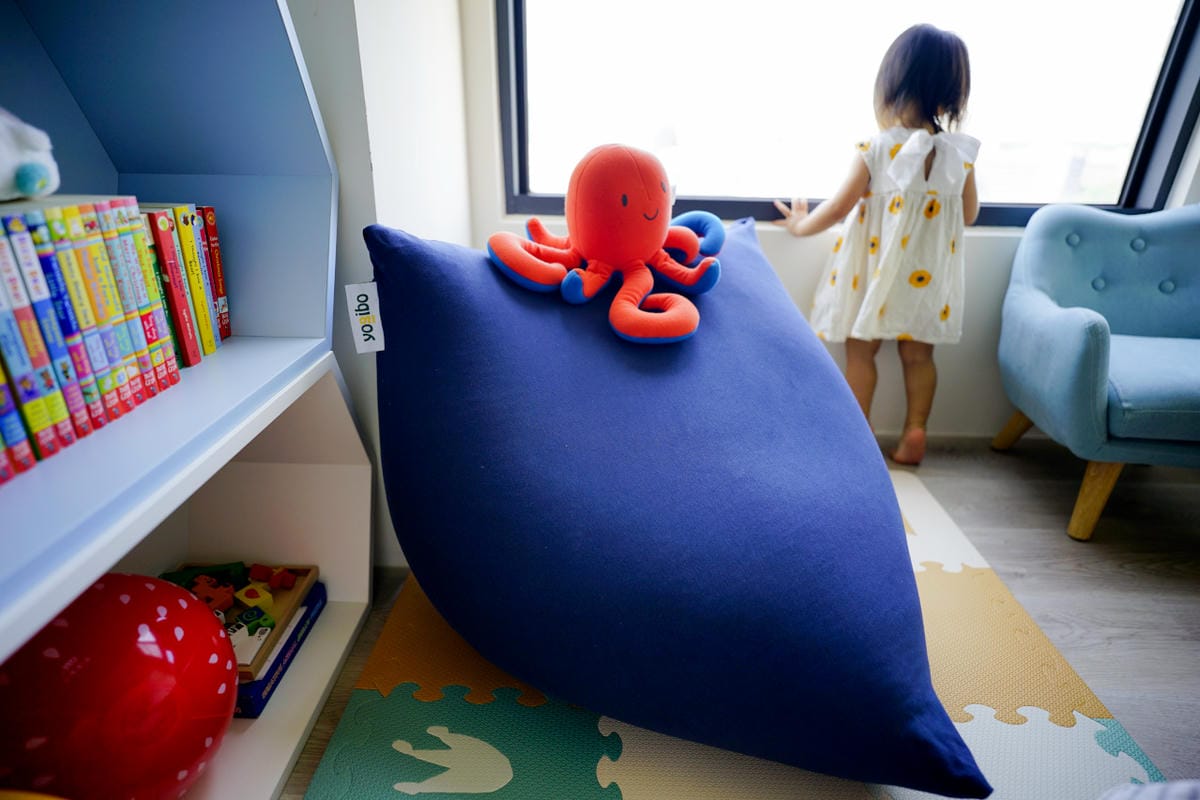 親子育兒｜寶寶遊戲區必備懶骨頭推薦！美國Yogibo室內金字塔沙發、舒壓療癒系動物玩偶 利用懶骨頭打造一個舒適的窩
