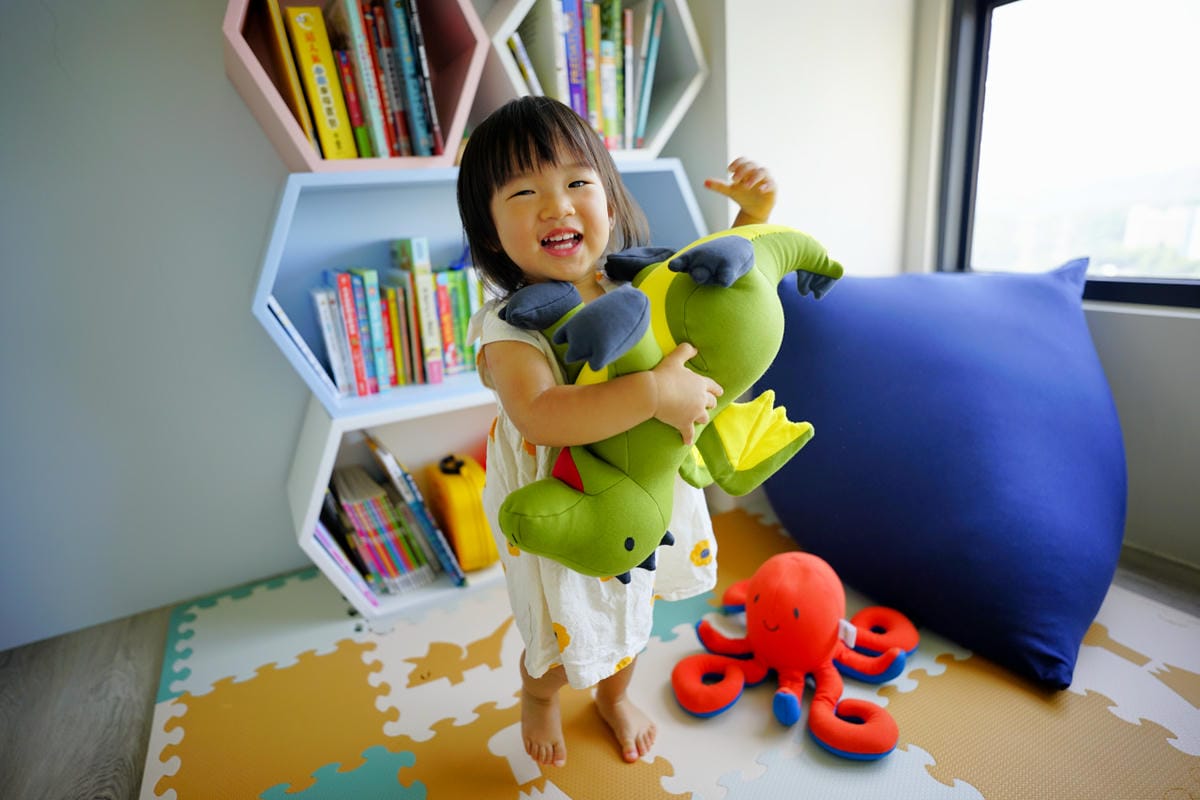 親子育兒｜寶寶遊戲區必備懶骨頭推薦！美國Yogibo室內金字塔沙發、舒壓療癒系動物玩偶 利用懶骨頭打造一個舒適的窩