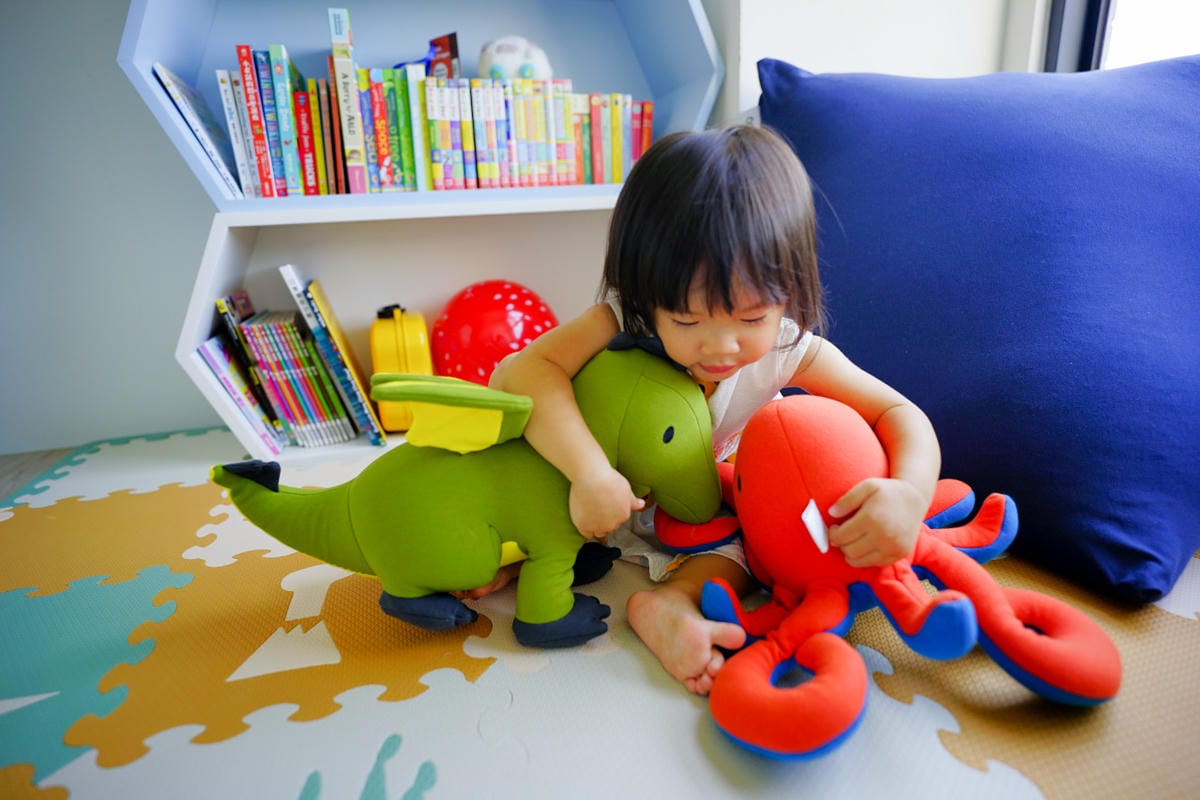 親子育兒｜寶寶遊戲區必備懶骨頭推薦！美國Yogibo室內金字塔沙發、舒壓療癒系動物玩偶 利用懶骨頭打造一個舒適的窩