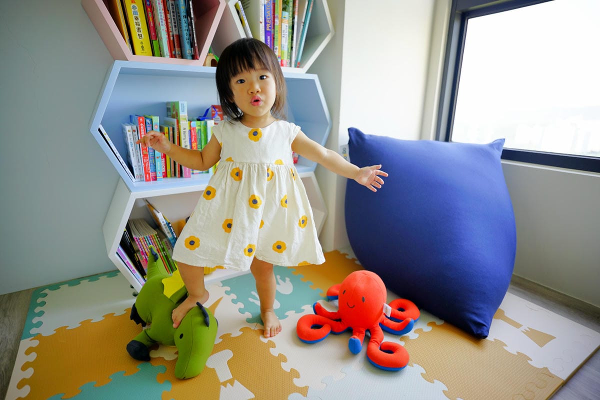親子育兒｜寶寶遊戲區必備懶骨頭推薦！美國Yogibo室內金字塔沙發、舒壓療癒系動物玩偶 利用懶骨頭打造一個舒適的窩