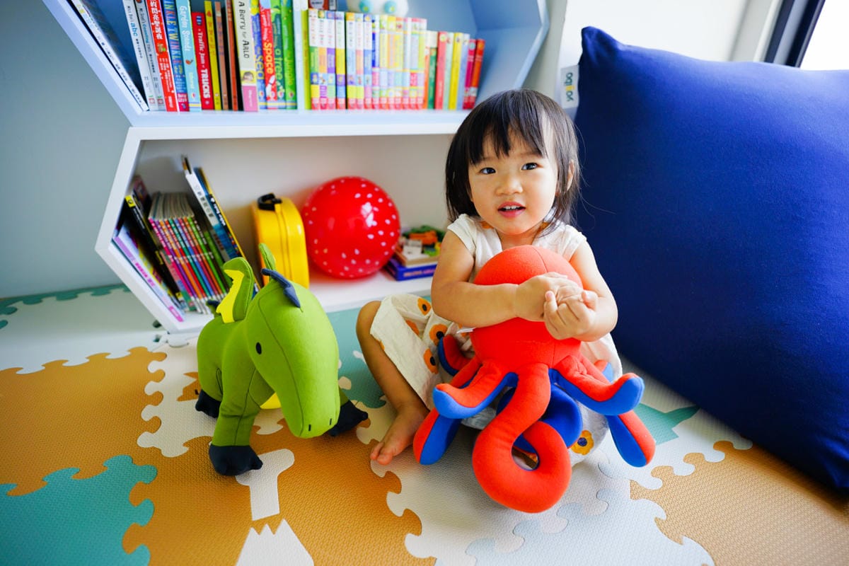 親子育兒｜寶寶遊戲區必備懶骨頭推薦！美國Yogibo室內金字塔沙發、舒壓療癒系動物玩偶 利用懶骨頭打造一個舒適的窩