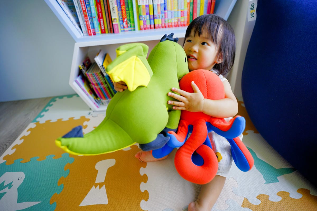 親子育兒｜寶寶遊戲區必備懶骨頭推薦！美國Yogibo室內金字塔沙發、舒壓療癒系動物玩偶 利用懶骨頭打造一個舒適的窩