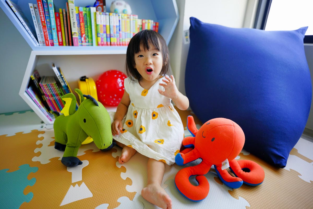 親子育兒｜寶寶遊戲區必備懶骨頭推薦！美國Yogibo室內金字塔沙發、舒壓療癒系動物玩偶 利用懶骨頭打造一個舒適的窩