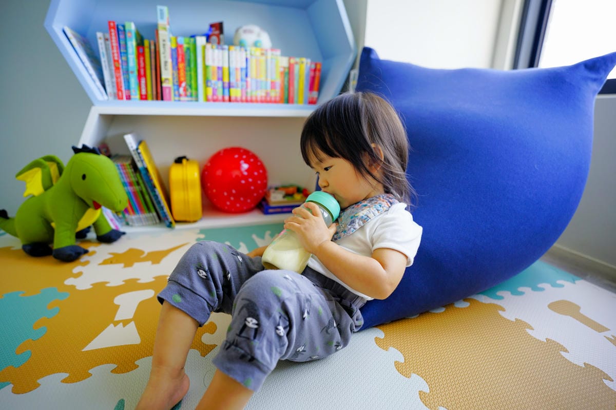 親子育兒｜寶寶遊戲區必備懶骨頭推薦！美國Yogibo室內金字塔沙發、舒壓療癒系動物玩偶 利用懶骨頭打造一個舒適的窩