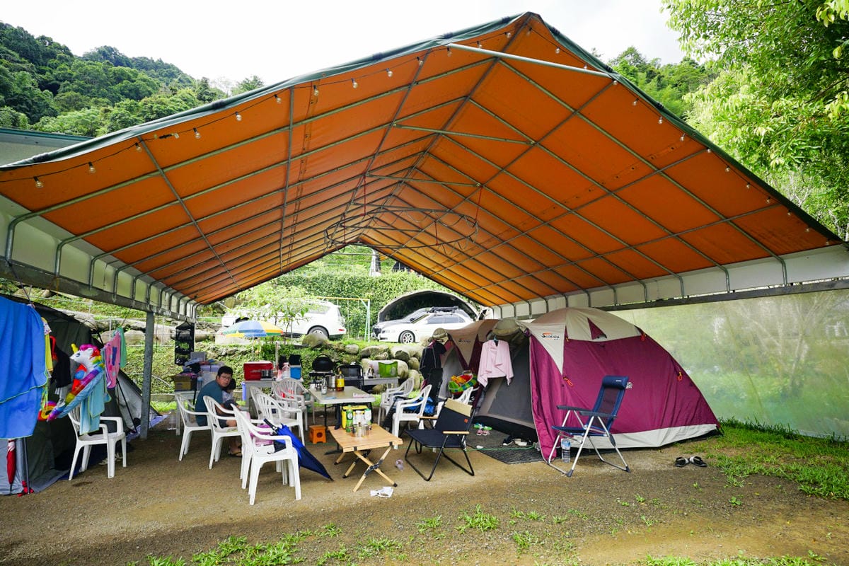 苗栗露營｜親子露營、雨棚營地推薦！南庄紅毛印象露營區 梅雨季不用怕，史上無敵超大雨棚推薦（桂花雨棚區）！還有超夢幻彩繪漂漂河，夏天玩水營區首選~